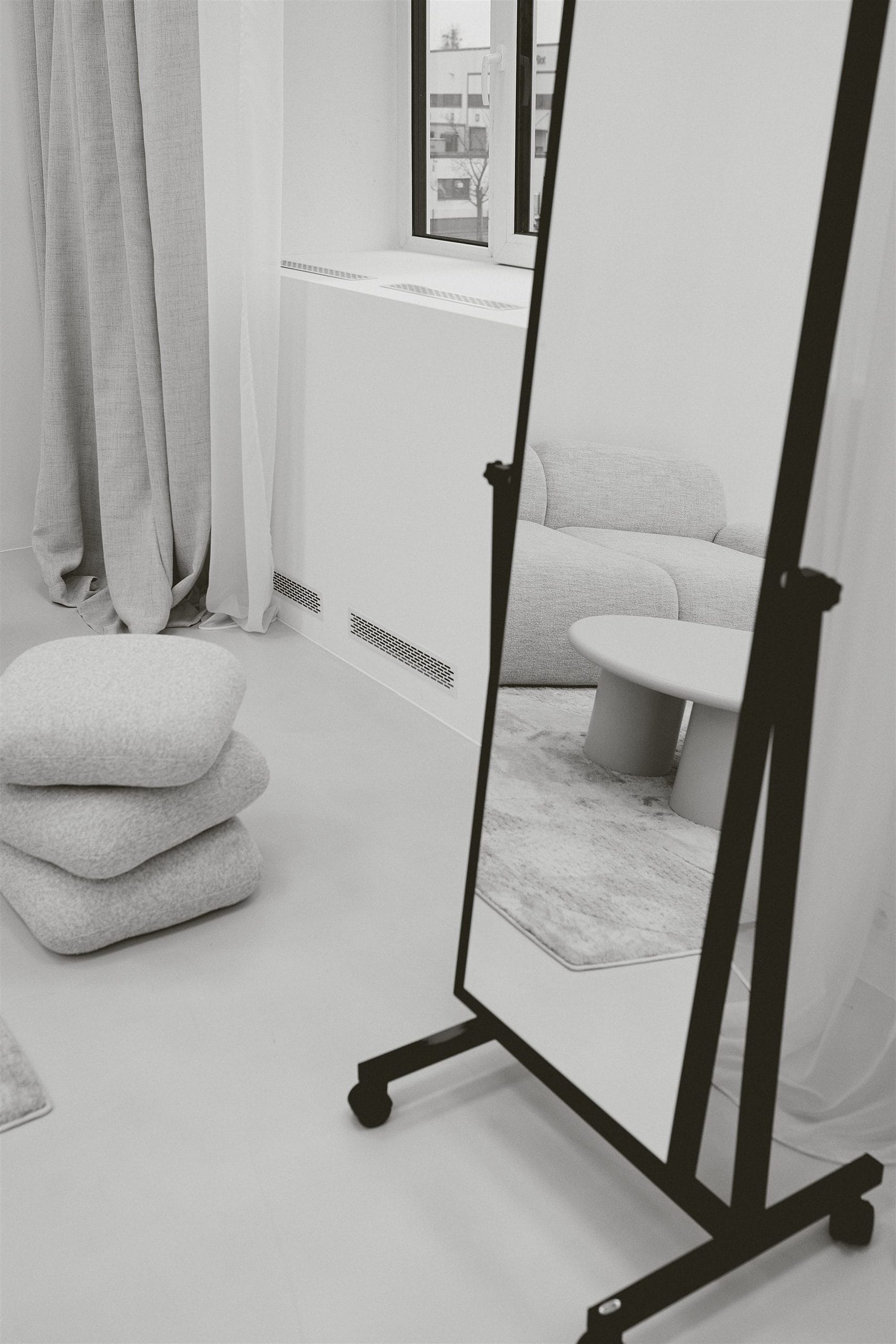 Luvi Studio – strefa lounge z sofą, stolikiem i lustrem na kółkach