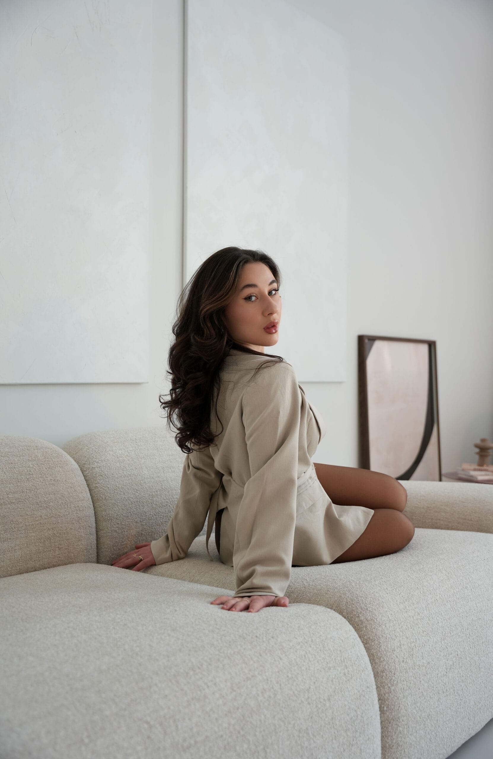 Sesja w Luvi Studio – wnętrze studia z modelką